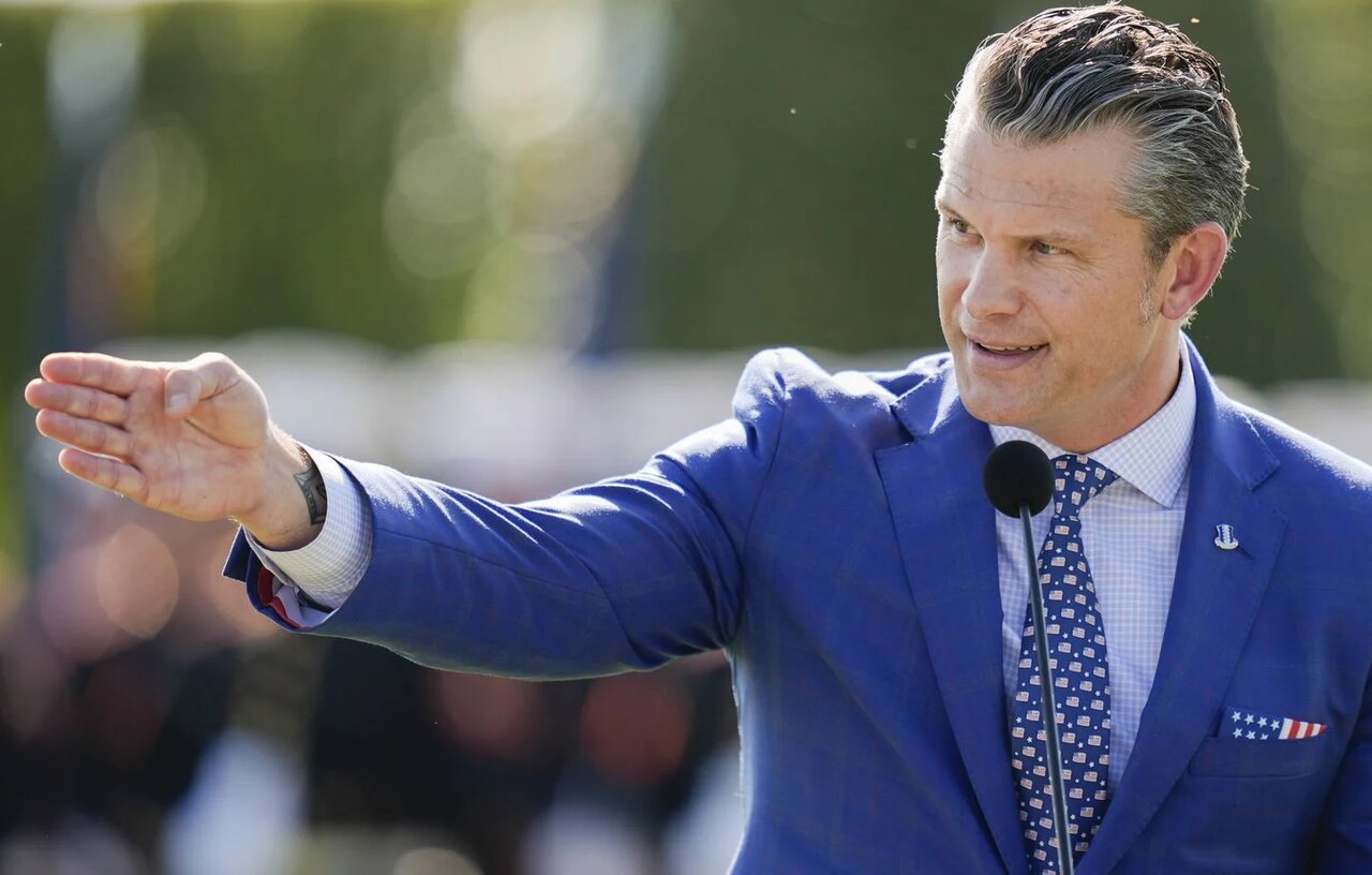 ببینید | رقص وزیر جنگ آمریکا در استادیوم